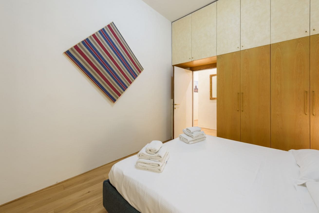 Tabla de planchar con plancha, wifi y ropa de cama 