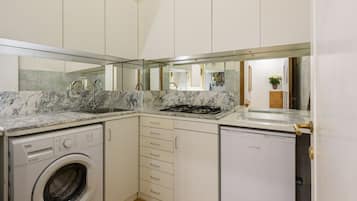 Frigorifero, piano cottura, macchina per tè/caffè