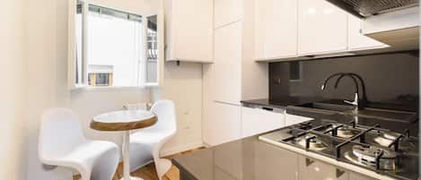 Fridge, oven, stovetop, coffee/tea maker