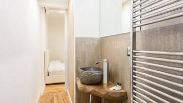 Dusche, Haartrockner, Bidet, Handtücher