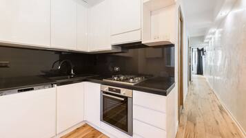 Fridge, oven, stovetop, coffee/tea maker