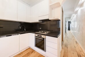 ثلاجة، فرن، موقد طهي مسطح، ماكينة لصنع القهوة/الشاي