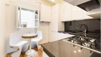 Frigorifero, forno, piano cottura, macchina per tè/caffè