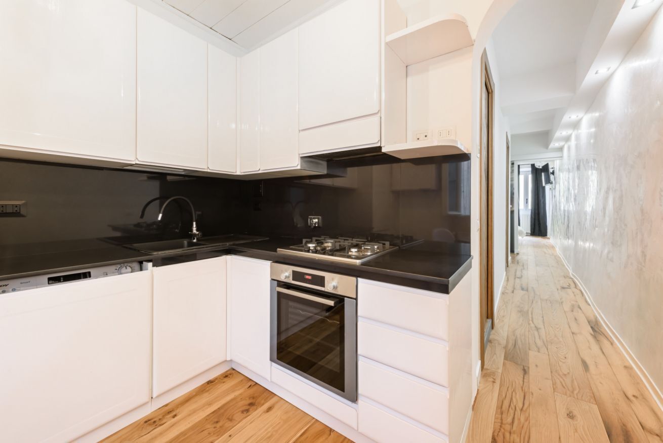 Fridge, oven, stovetop, coffee/tea maker