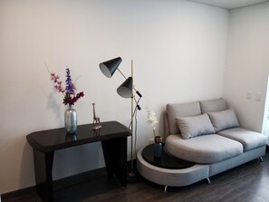 Apartamento conforto | Área de estar | Smart TV 32 polegadas com canais a cabo