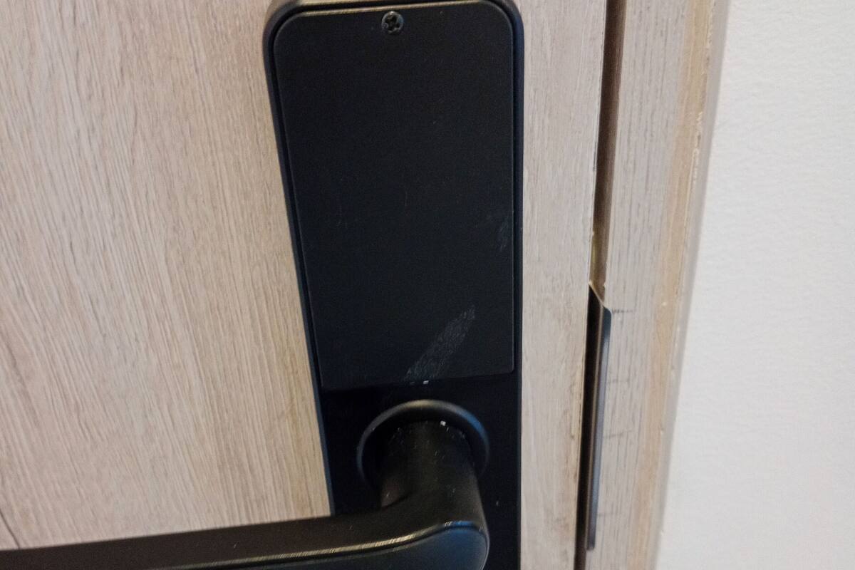 Une porte avec une poignée noire et un trou de serrure.