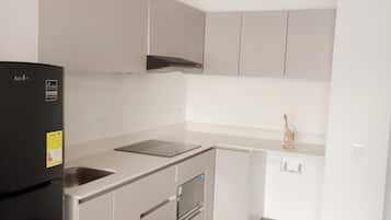 Refrigerador, microondas, utensilios de cocina