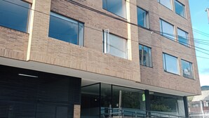 Monikerroksinen rakennus, jossa on moderni arkkitehtoninen ilme. Siinä on yhdistelty tiili- ja lasijulkisivuja, suuria ikkunoita sekä huomiota herättävä sisäänkäynti lasiovella.