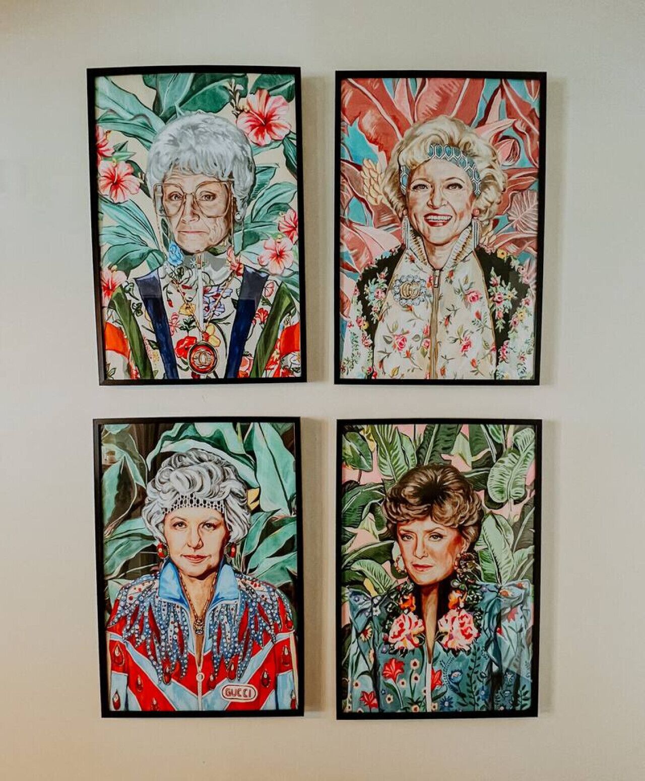 Vier gerahmte Kunstwerke mit floralen Hintergründen und Figuren in altertümlicher Kleidung.