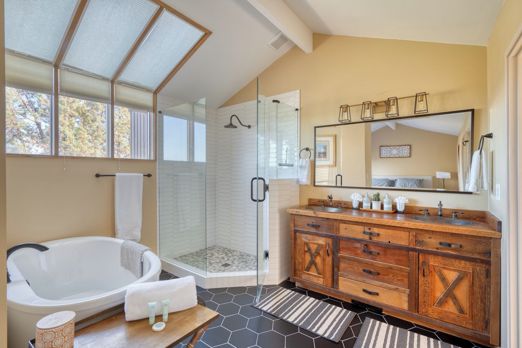 Séchoir à cheveux, serviettes fournies, savon, shampooing