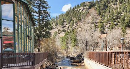 Riverfront Pool Motel, Views R206