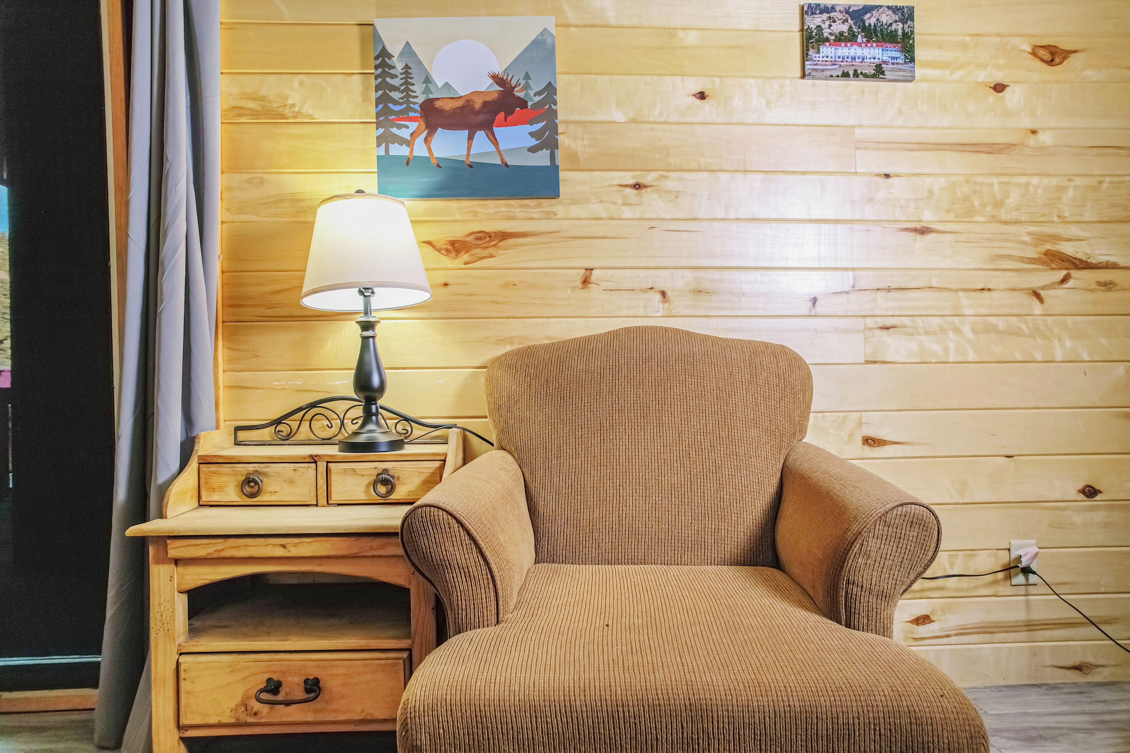 Spacious Upper-level Hotel 1 Bedroom 206 - Estes Park, CO