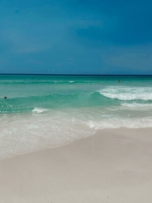 Una spiaggia nelle vicinanze