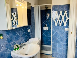 Talo, 1 makuuhuone, parveke, näköala puutarhaan | Kylpyhuone