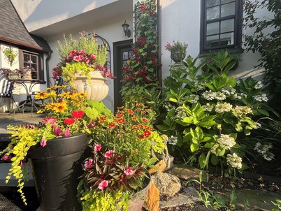 Ushmila's Nest- private entrance, bedroom & bathroom