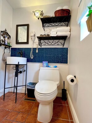 Een douche, een haardroger, handdoeken, zeep