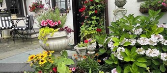 Ushmila's Nest- private entrance, bedroom & bathroom 