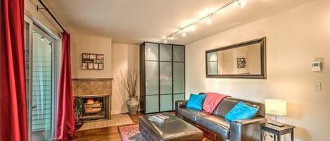 Smart TV, chimenea y oficina