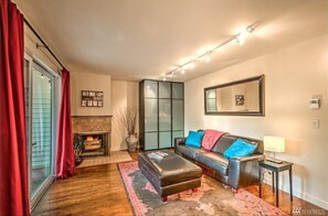 Smart TV, chimenea y oficina