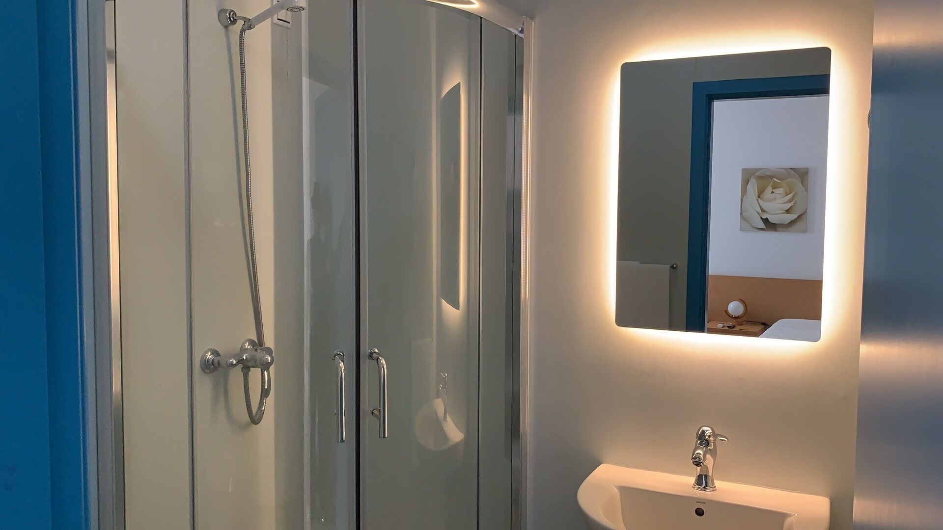 Habitación estándar con 2 camas individuales, 1 habitación | Baño | Amenidades de baño gratuitas, secadora de cabello, toallas, jabón 