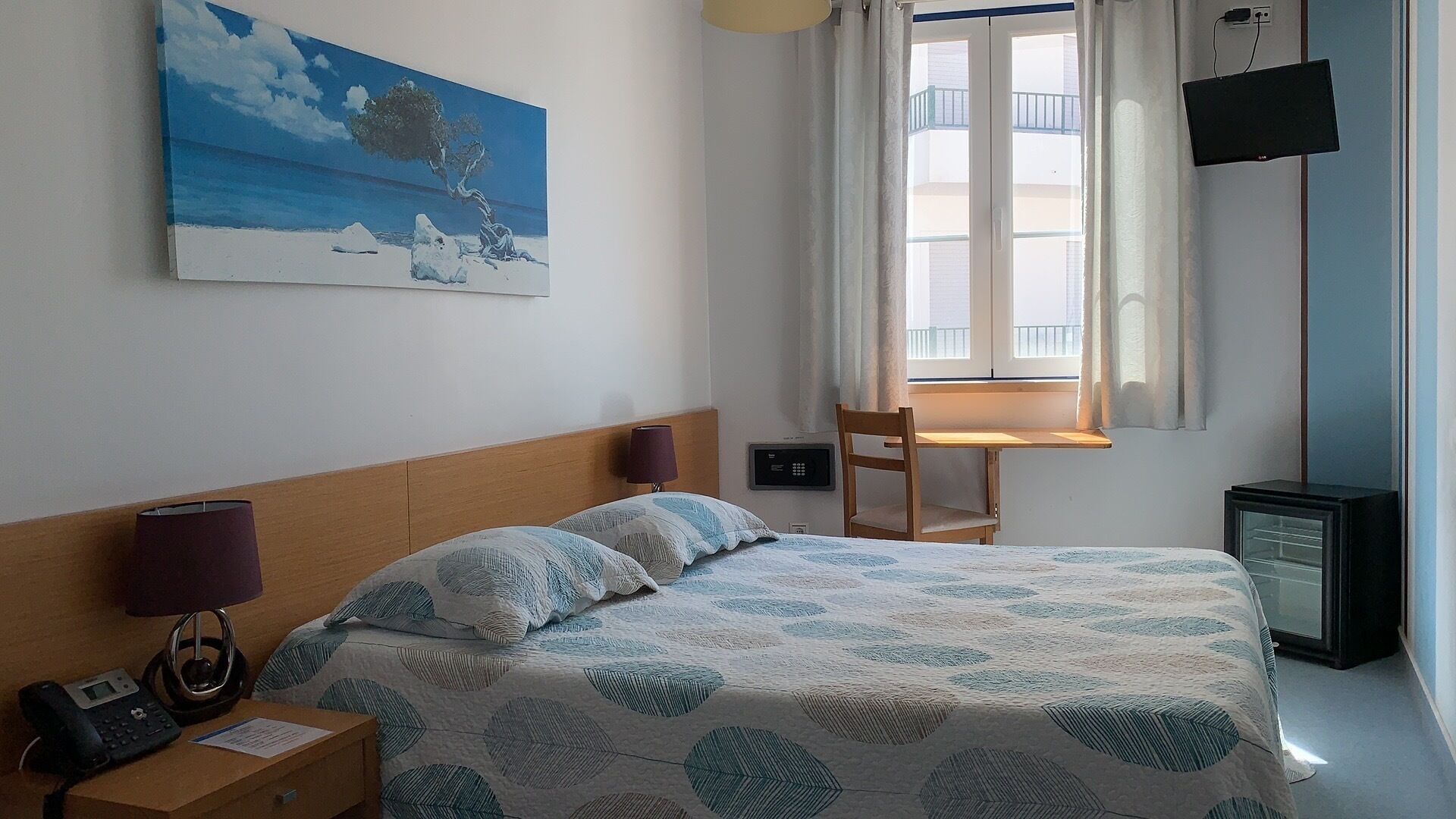 أغطية فراش متميزة وألحفة محشوة بالريش وميني بار وخزنة داخل الغرفة