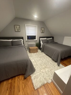 2 slaapkamers, een bureau, een strijkplank/strijkijzer, gratis wifi