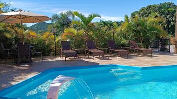 Piscine extérieure, parasols de plage, chaises longues