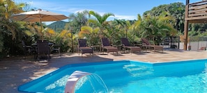 Utomhuspool, öppet 08.00 till 20.00, parasoller och solstolar