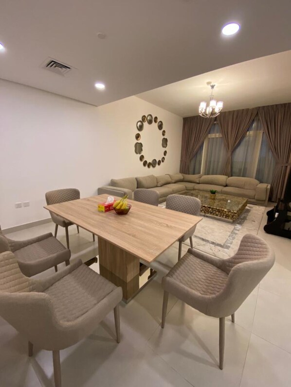Apartment, 2 Bedrooms, Balcony, City View | Dining