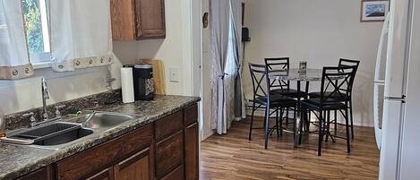 Jääkaappi, mikroaaltouuni, liesi, kahvin-/teenkeitin