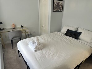 3 bedrooms, iron/ironing board, travel cot, WiFi - Bright & updated home near Burnaby (Vancouver)