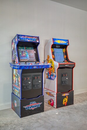 Game room - Private Pool! Walk to Beach! Ping pong! Arcade! (Murrells Inlet)