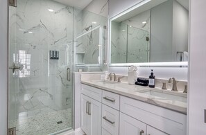 Combined shower/tub, hair dryer, towels - Private Pool! Walk to Beach! Ping pong! Arcade! (Murrells Inlet)