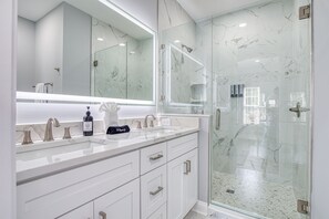 Combined shower/tub, hair dryer, towels - Beach Home! Private Pool! Arcade-Beach-FUN! Elevator (Murrells Inlet)