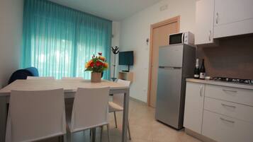 Apartemen, 2 kamar tidur, balkon | Ruang makan