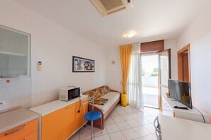 Apartment, 2 Schlafzimmer, Balkon, Meerblick | Wohnzimmer