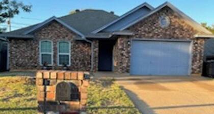 Cozy Pet Friendly Home W/yard