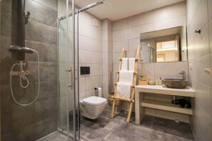 Apartment, Stadtblick | Dusche im Bad