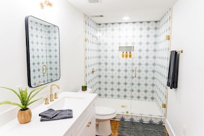 Shower, towels, soap, shampoo - Renovated 1940's era cottage - 2 Blocks from downtown Bellville! (Bellville)