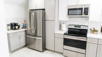 Geladeira, micro-ondas, fogão, cooktop