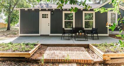 Renovated 1940's era cottage - 2 Blocks from downtown Bellville!