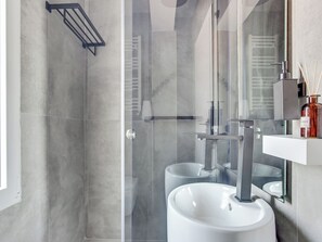 Apartment, 1 Bedroom, Balcony, City View | Bathroom