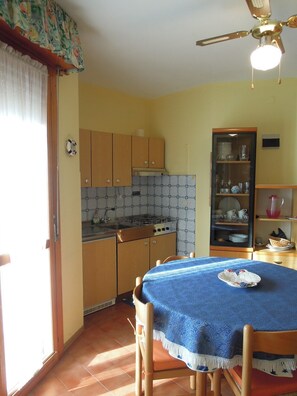Apartment, 1 Schlafzimmer, Balkon, Stadtblick | Speisen