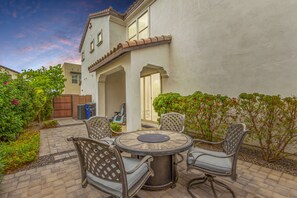 Outdoor dining - Gilbert Haven: A Family Delight in Enchanting Community (Gilbert)