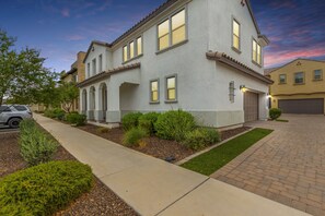 Exterior - Gilbert Haven: A Family Delight in Enchanting Community (Gilbert)