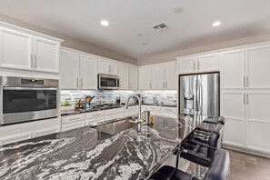 Fridge, microwave, oven, stovetop - Gilbert Haven: A Family Delight in Enchanting Community (Gilbert)