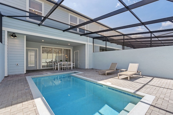 Sip, Sunbathe, and Splash: Your Perfect Florida Poolside Escape