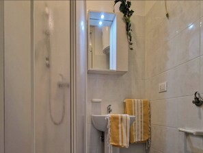 Bathroom - Lovely Flat Next to Lido dei Pini-beahost (San Michele al Tagliamento)