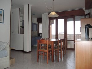 아파트, 침실 2개, 발코니, 시내 전망 | 다이닝룸