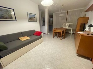 Apartamento, 2 habitaciones, balcón, vistas a la ciudad | Comedor